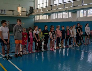 Соревнования по большому теннису среди мальчиков и девочек