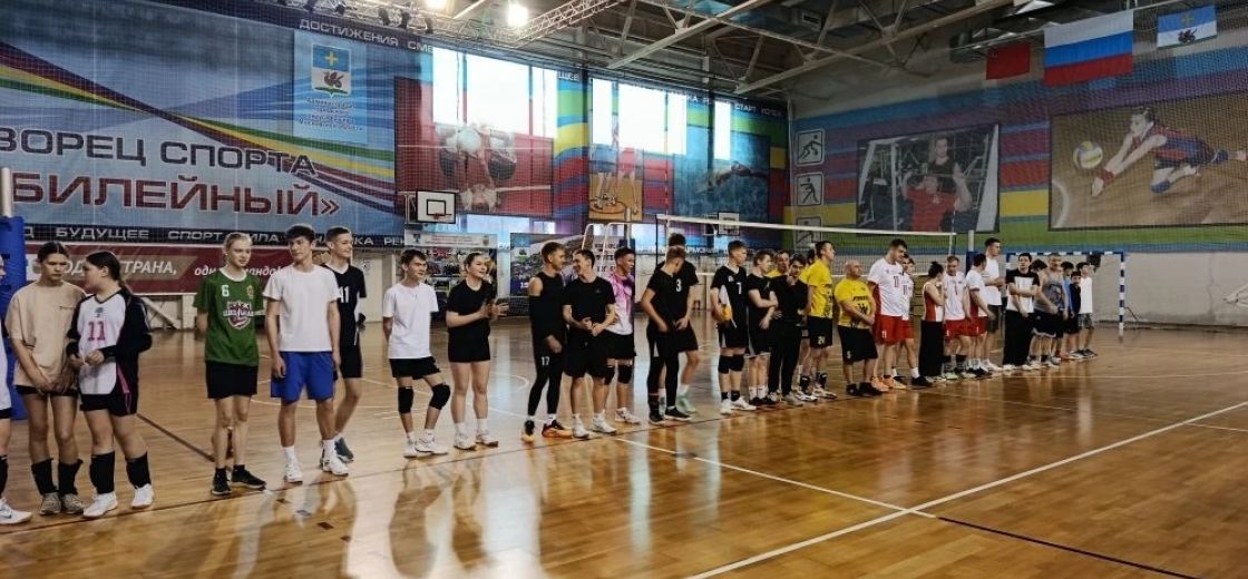 В ДС «Юбилейный» МАУ «Спортклуб «Кашира» имени Н.П.Елисеева» состоялся закрытый турнир по волейболу среди любительских команд