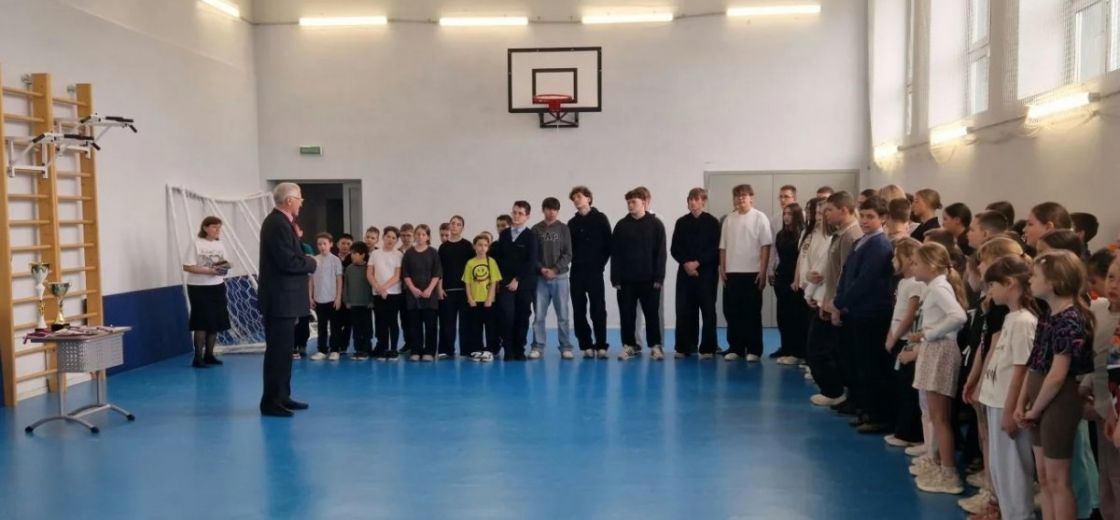 Прошло награждение школы за 1 место в фестивале среди 3 классов «С ГТО дружить, здоровым быть!» и 1 место в Спартакиаде допризывной молодежи «Вместе с ГТО!»