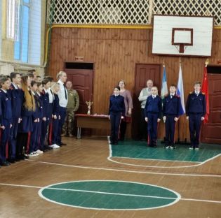 В спортивном зале кадетского корпуса школы №7 на торжественной линейке прошло награждение сборной команды школы за 1 место в фестивале «Меткий стрелок!»