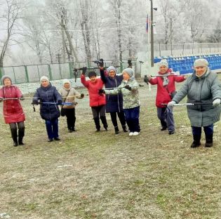 Скандинавская ходьба на стадионе «Локомотив»  в МАУ «Спортклуб» «Кашира» имени Н.П. Елисеева, мкр.Ожерелье