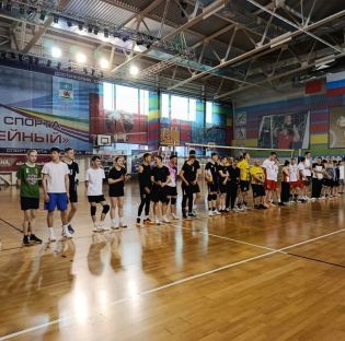В ДС «Юбилейный» МАУ «Спортклуб «Кашира» имени Н.П.Елисеева» состоялся закрытый турнир по волейболу среди любительских команд