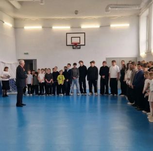 Прошло награждение школы за 1 место в фестивале среди 3 классов «С ГТО дружить, здоровым быть!» и 1 место в Спартакиаде допризывной молодежи «Вместе с ГТО!»