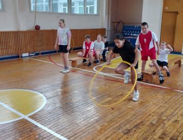 В честь начала учебного года в МАУ "Спортклуб "Кашира" имени Н.П. Елисеева" (СК Ледово) прошли "Веселые старты" для учащихся Каменской школы