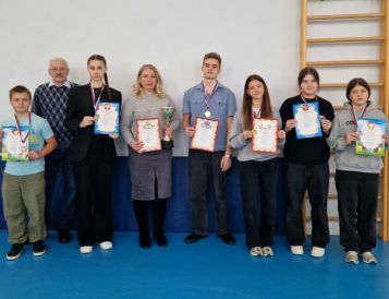 Награждение сборных команд школы занявших первое место в фестивале ВФСК ГТО по плаванию «Проплыви на норматив!» в школе № 9